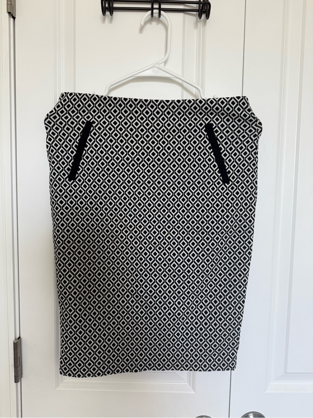 Mosaic & co Women's Black and White Geometric Pencil Skirt